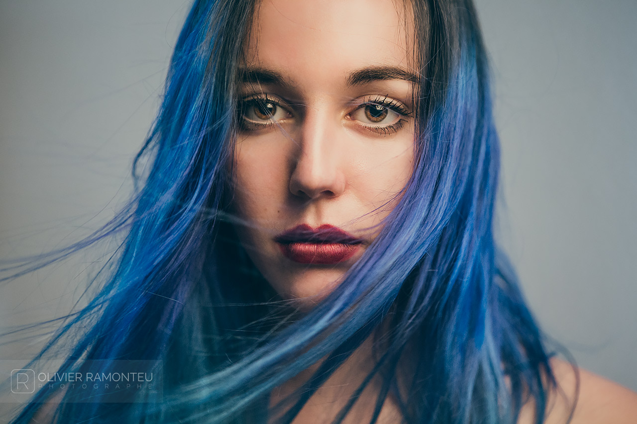 studio portrait cheveux bleus vent 2015 04 25741 1280px