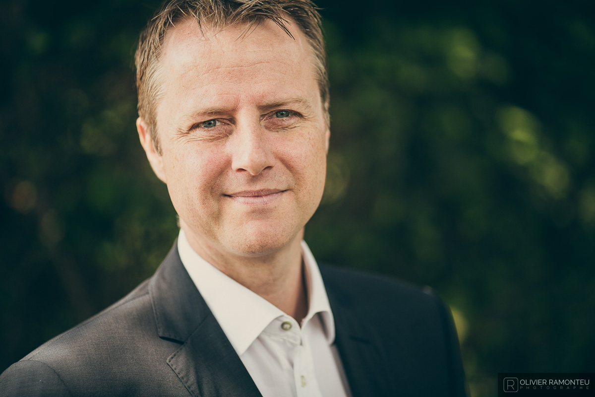 Portrait corporate de dirigeant avec fond végétal à Lyon