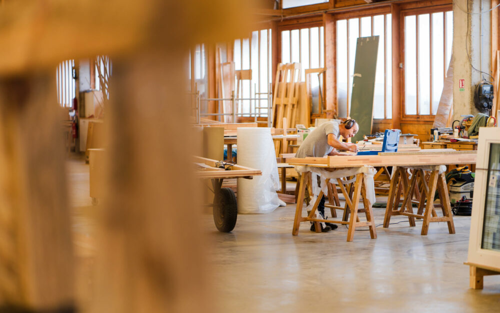 Artisan prenant des mesures dans l’atelier Roux Frères, Ardèche – Reportage photo industriel par Olivier Ramonteu.