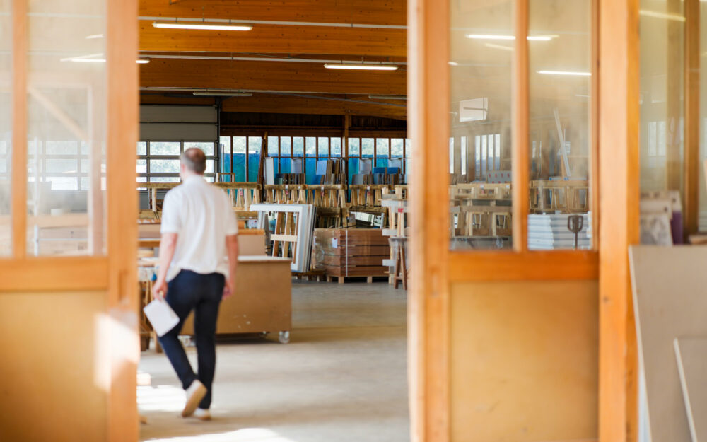 Vue intérieure de l'atelier de menuiserie de l'entreprise de menuiserie Roux Frères en Ardèche.