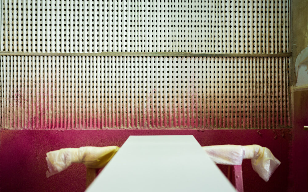 Photo esthétique d'un poste de peinture au sein de l'atelier de menuiserie.