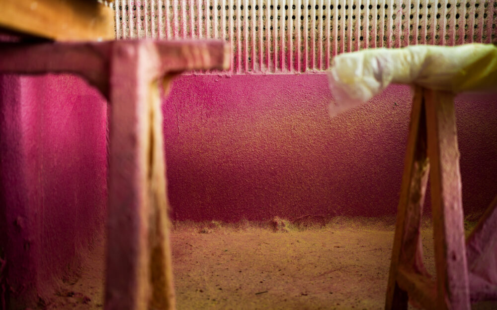 Détails esthétique des traces de bois et de peinture au sein d'une usine de menuiserie. Photographie industrielle.