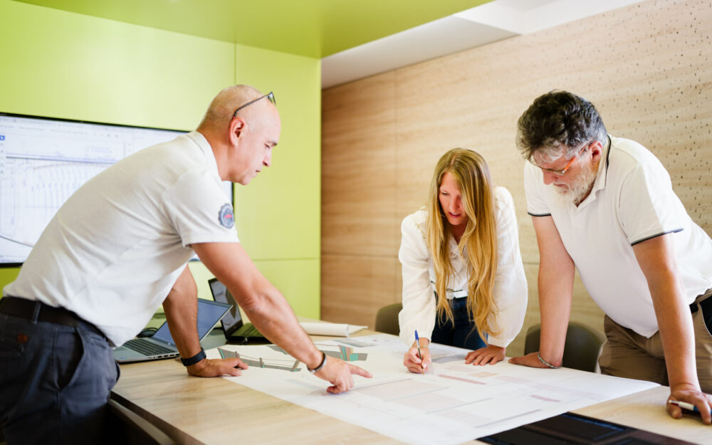 Réunion de conception dans les bureaux de l'industriel Roux Frères en Ardèche.