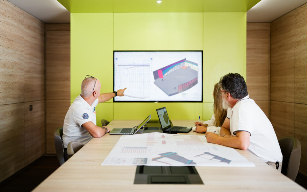 Phase de conception industrielle dans les bureaux de l'entreprise Roux Frères.