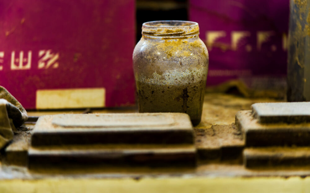 Vue de détail au sein des ateliers de l'entreprise de menuiserie Roux Frères en Ardèche.