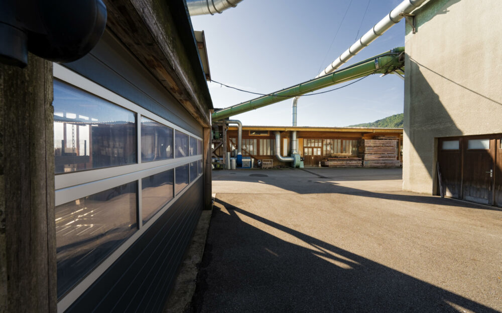 Vue extérieure de l’usine Roux Frères, spécialisée en menuiserie haut de gamme – Photographie industrielle pour Laurent Laurence.