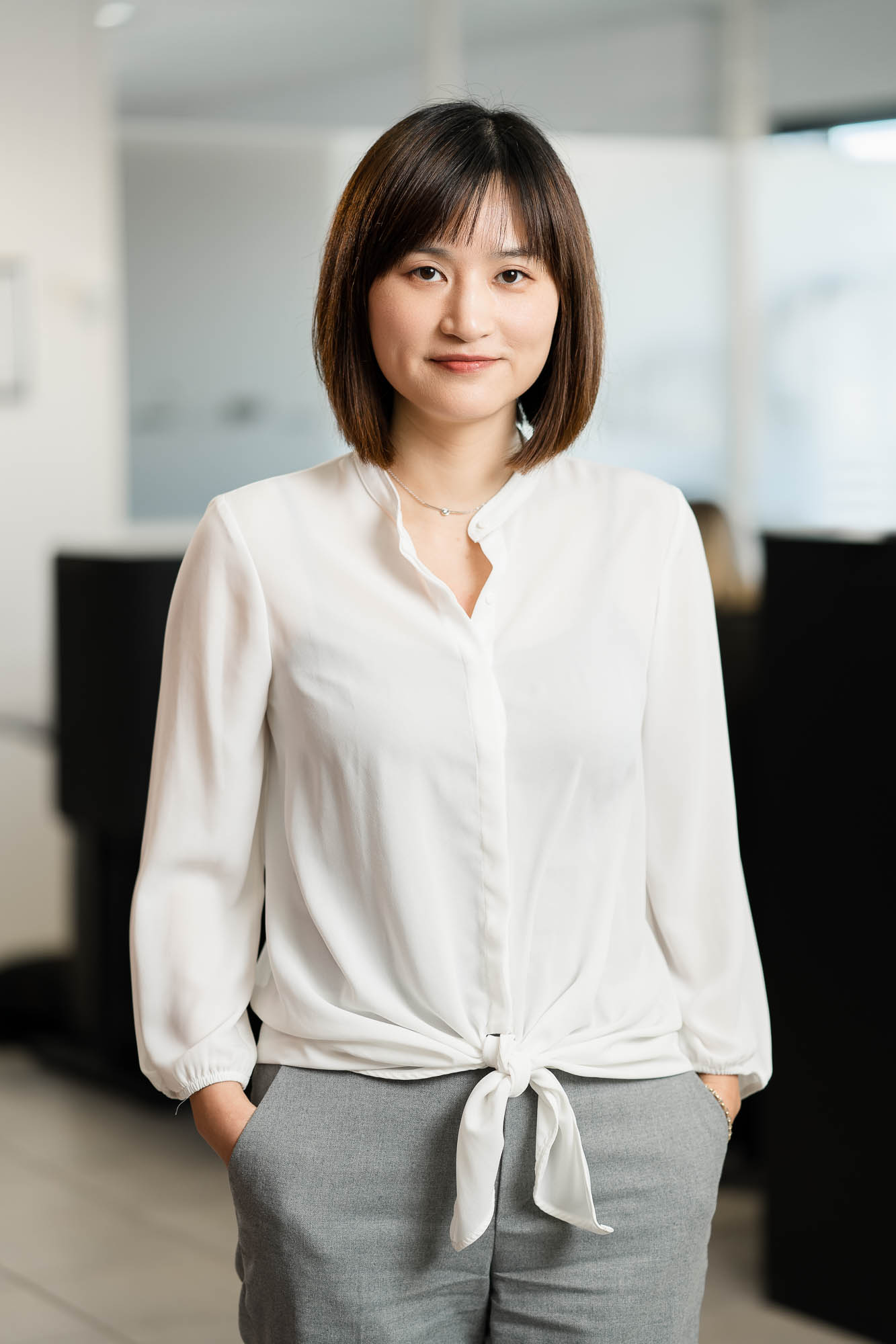 Portrait corporate en entreprise : collaboratrice dans les locaux, intégré à un reportage photo en entreprise pour SOLUTION INDUSTRIE (Vénissieux).