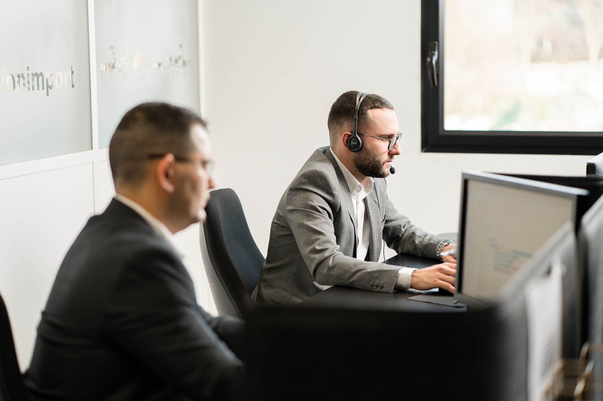 Reportage corporate : collaborateur au poste de travail avec casque, scène de travail réelle dans les bureaux de SOLUTION INDUSTRIE (Vénissieux).