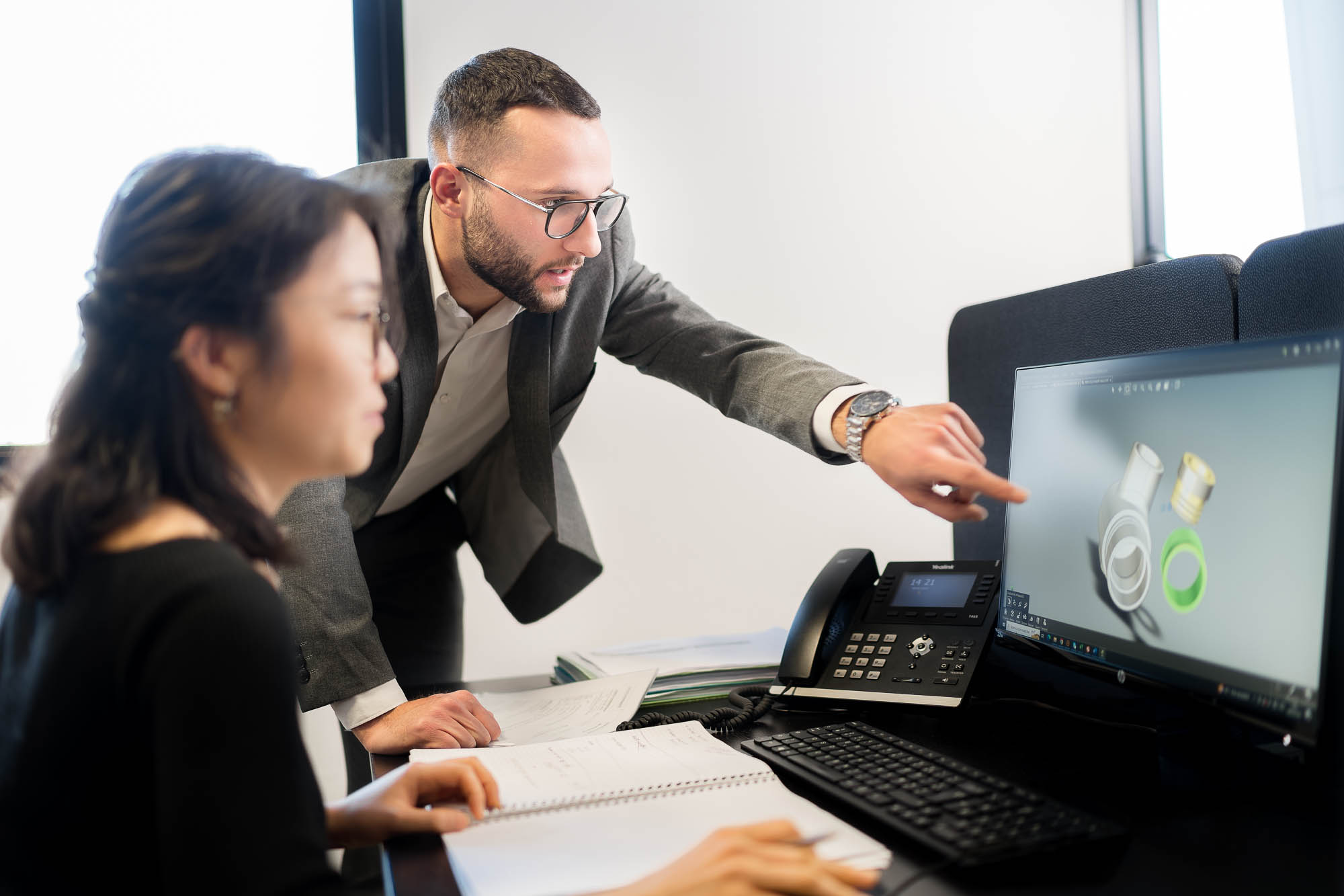 Reportage corporate : réunion et collaboration autour d’un écran, reportage photo en entreprise chez SOLUTION INDUSTRIE (Vénissieux).