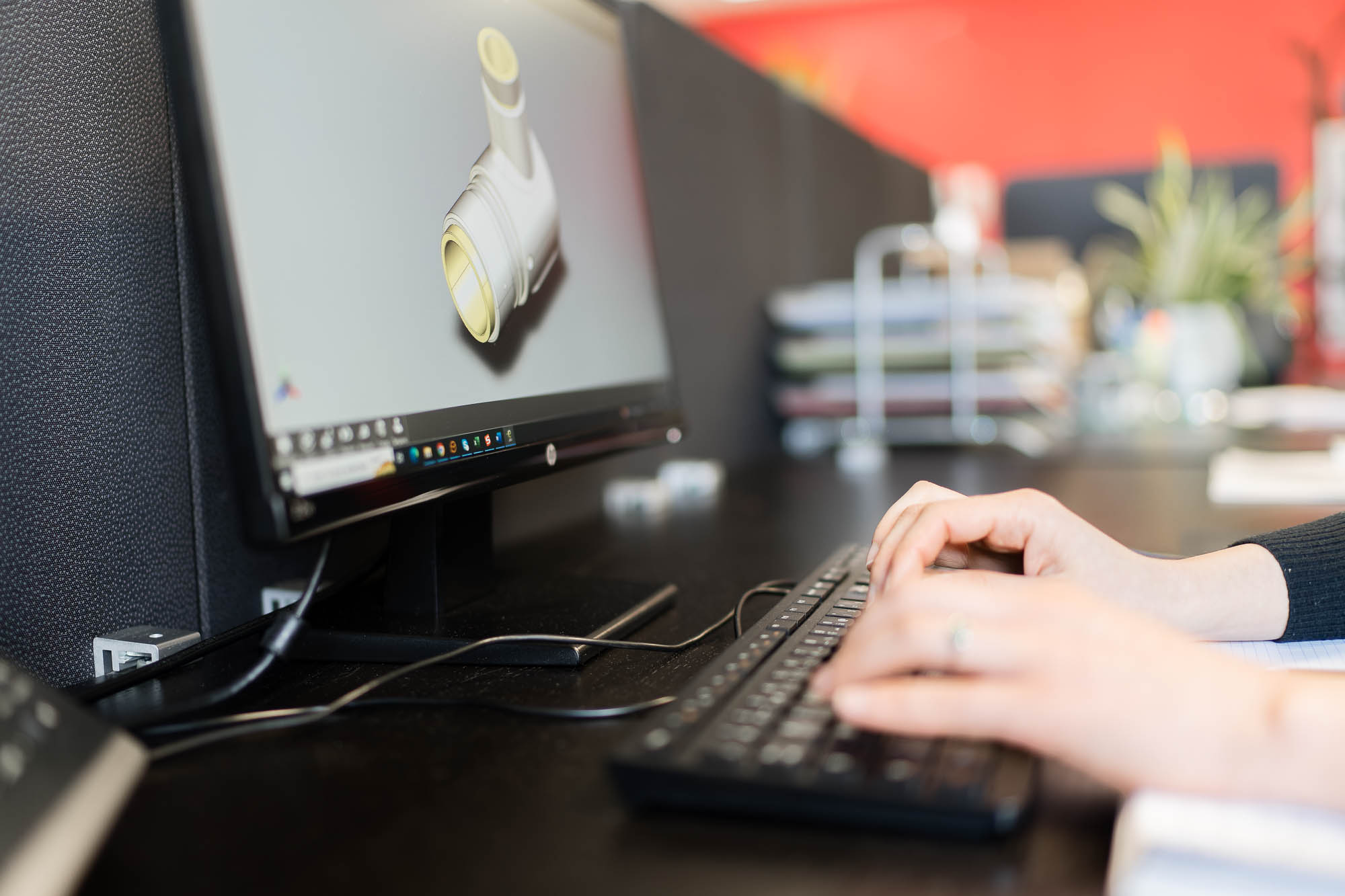 Détail métier en entreprise : mains sur clavier devant un écran, reportage photo corporate dans les locaux de SOLUTION INDUSTRIE (Vénissieux).