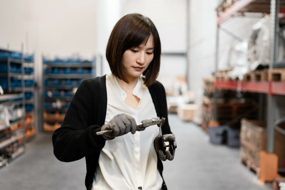 Reportage photo en entreprise : contrôle et mesure d’une pièce en atelier, gestes métier et précision chez SOLUTION INDUSTRIE (Vénissieux).