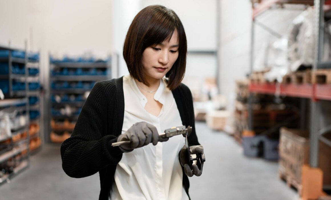 Reportage photo en entreprise : contrôle et mesure d’une pièce en atelier, gestes métier et précision chez SOLUTION INDUSTRIE (Vénissieux).