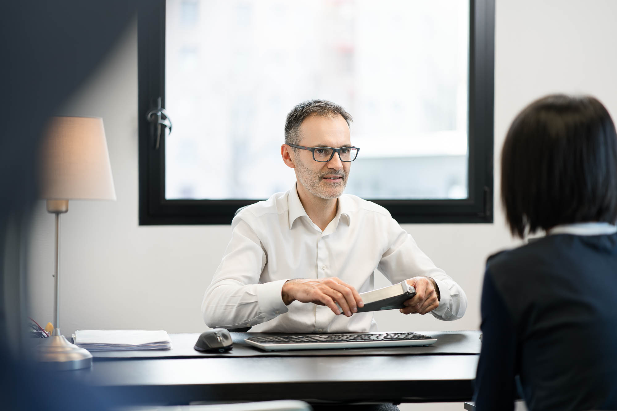 Reportage photo en entreprise : échange au bureau entre collègues, scène de travail et relation interne chez SOLUTION INDUSTRIE (Vénissieux).