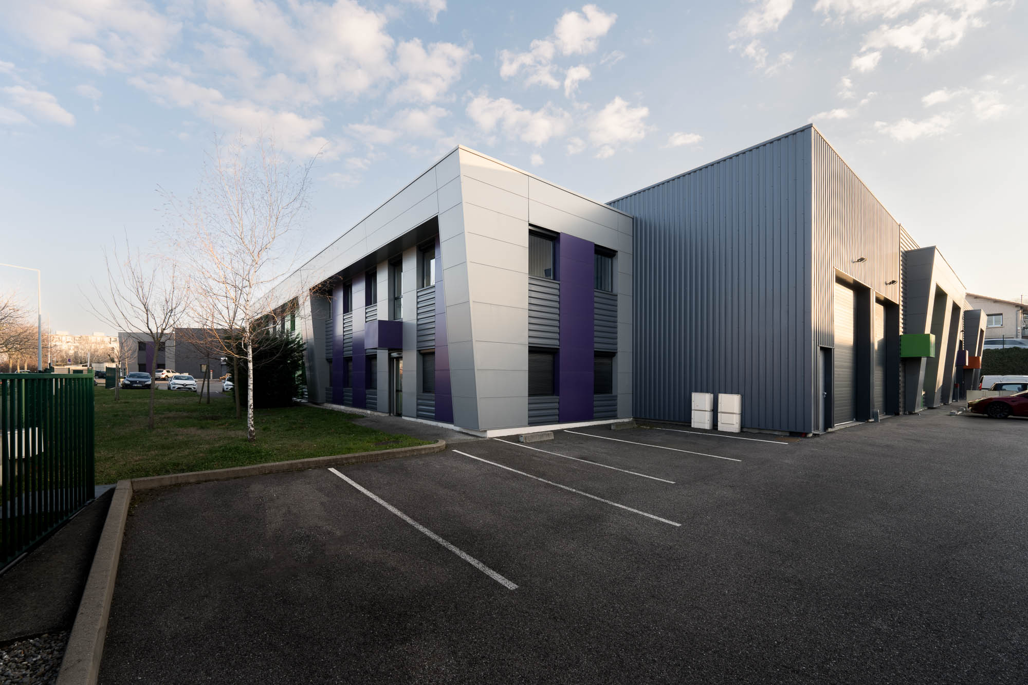 Reportage photo en entreprise : extérieur du bâtiment et des locaux de SOLUTION INDUSTRIE, vue d’ensemble pour une étude de cas (Vénissieux).