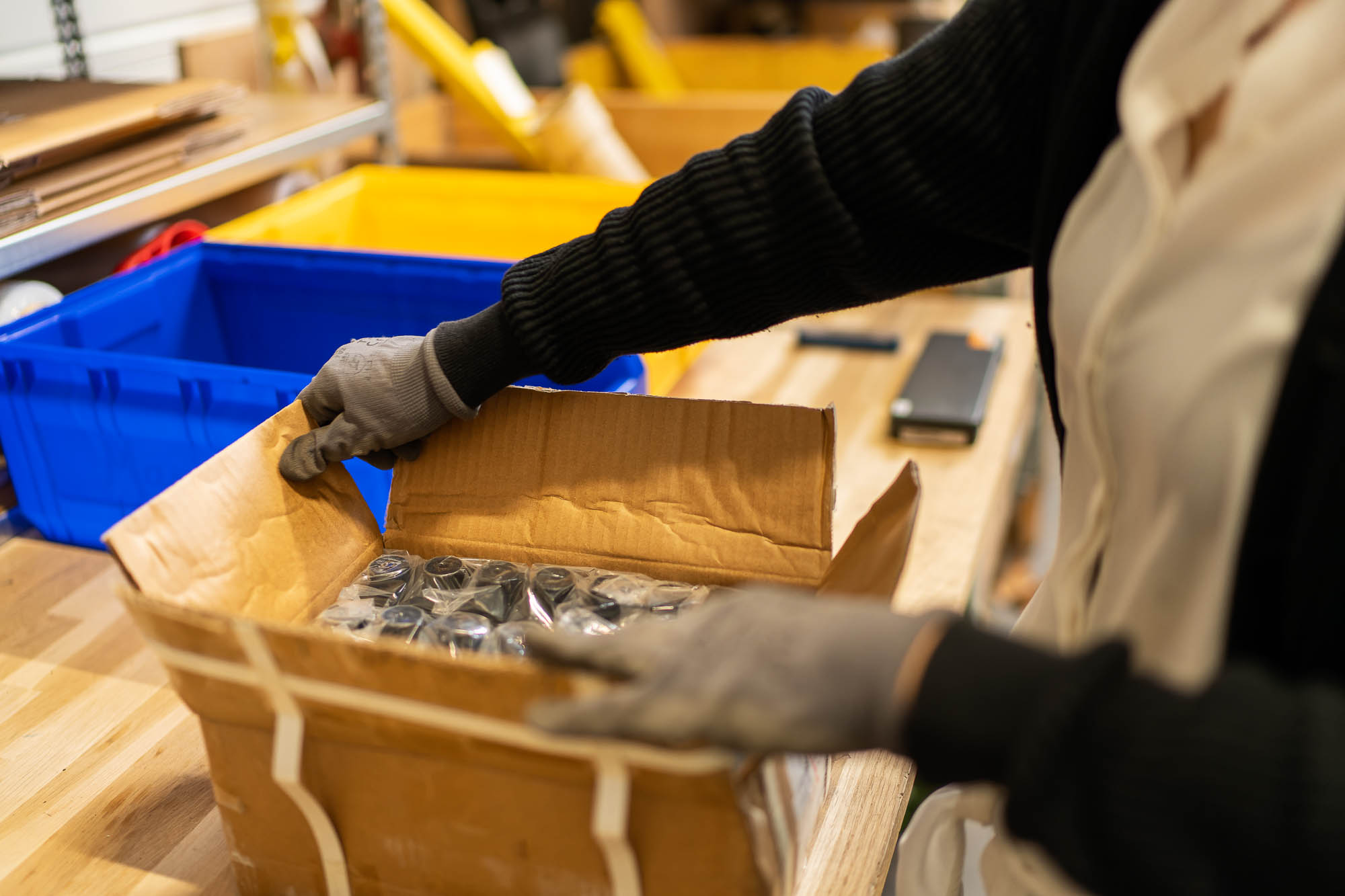 Reportage photo en entreprise : préparation logistique et conditionnement sur établi, gestes métier dans les locaux de SOLUTION INDUSTRIE (Vénissieux).