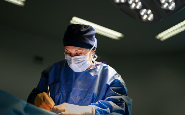 Docteur Marie Poiblanc, Chirurgienne au Pôle digestif Lyon Est (UCGT), lors d'une opération.