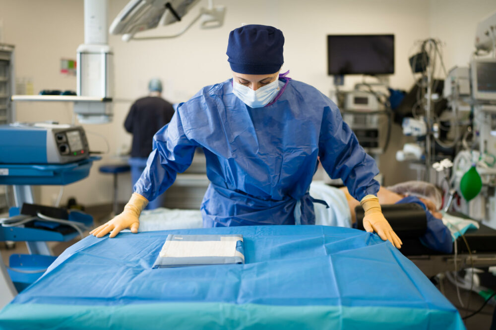 Docteur Marie Poiblanc, Chirurgienne au Pôle digestif Lyon Est (UCGT), lors d'une opération.