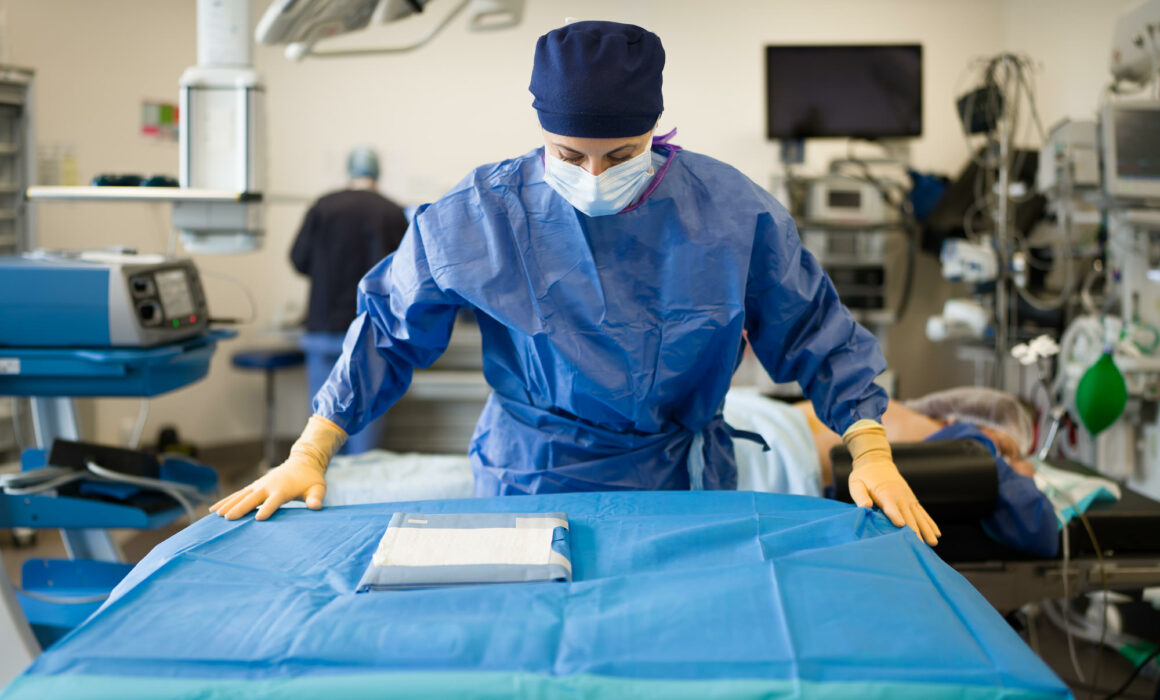 Docteur Marie Poiblanc, Chirurgienne au Pôle digestif Lyon Est (UCGT), lors d'une opération.