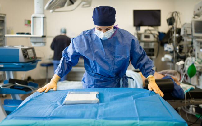 Docteur Marie Poiblanc, Chirurgienne au Pôle digestif Lyon Est (UCGT), lors d'une opération.