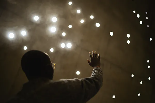 Ambiance fumée — église Saint-Pierre, photographie Le Corbusier à Firminy Ambiance fumée et lumière dans l’église Saint-Pierre à Firminy, reportage photo atmosphérique, Le Corbusier