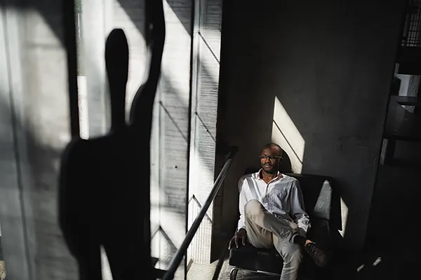 Ombre et lumière — danseur dans la Maison de la Culture, Firminy Danseur entre ombre et lumière dans la Maison de la Culture à Firminy, reportage photo sensible, Le Corbusier