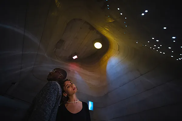 Danseur et éclairage — église Saint-Pierre (Le Corbusier, Firminy) Éclairage artificiel et danseur dans l’église Saint-Pierre à Firminy, photographie d’architecture créative, Site Le Corbusier