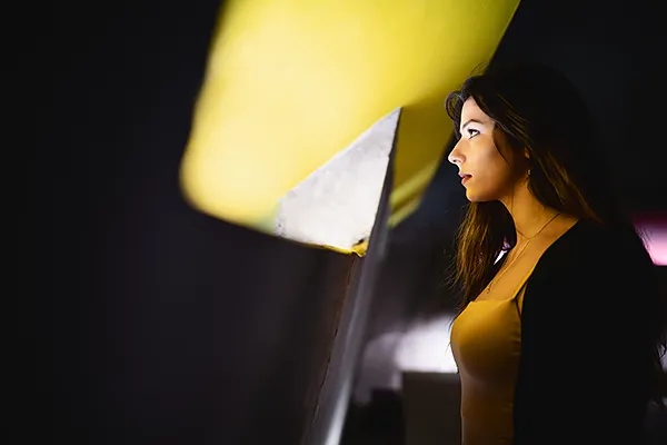 Lumière jaune — église Saint-Pierre, Site Le Corbusier Firminy Lumière jaune dans l’église Saint-Pierre, Site Le Corbusier Firminy, photographie d’architecture moderne