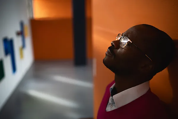 Ombre et lumière — Maison de la Culture, Site Le Corbusier Firminy Contraste d’ombre et de lumière dans la Maison de la Culture, Site Le Corbusier Firminy, photographe d’architecture