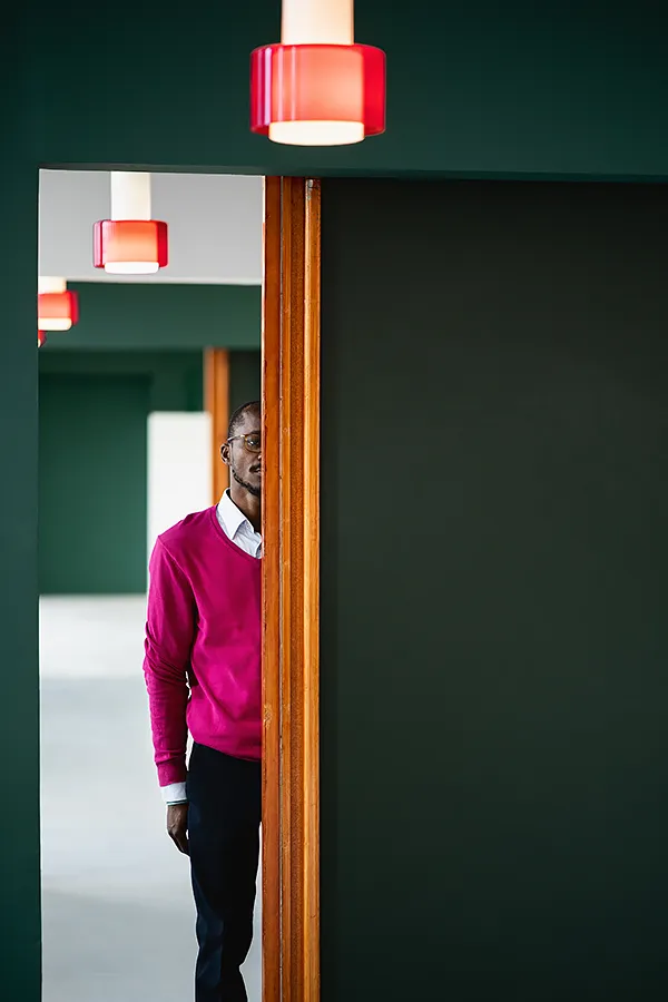 Couloir vert — Maison de la Culture, Site Le Corbusier Firminy Personnage dans un couloir vert de la Maison de la Culture, Site Le Corbusier Firminy, reportage photo