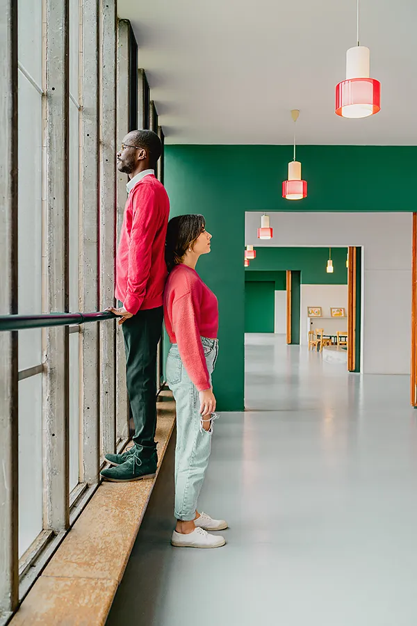 Couloir vert et rouge — Maison de la Culture (Le Corbusier, Firminy) Couloir vert et rouge de la Maison de la Culture, Site Le Corbusier Firminy, couleurs primaires architecture moderne