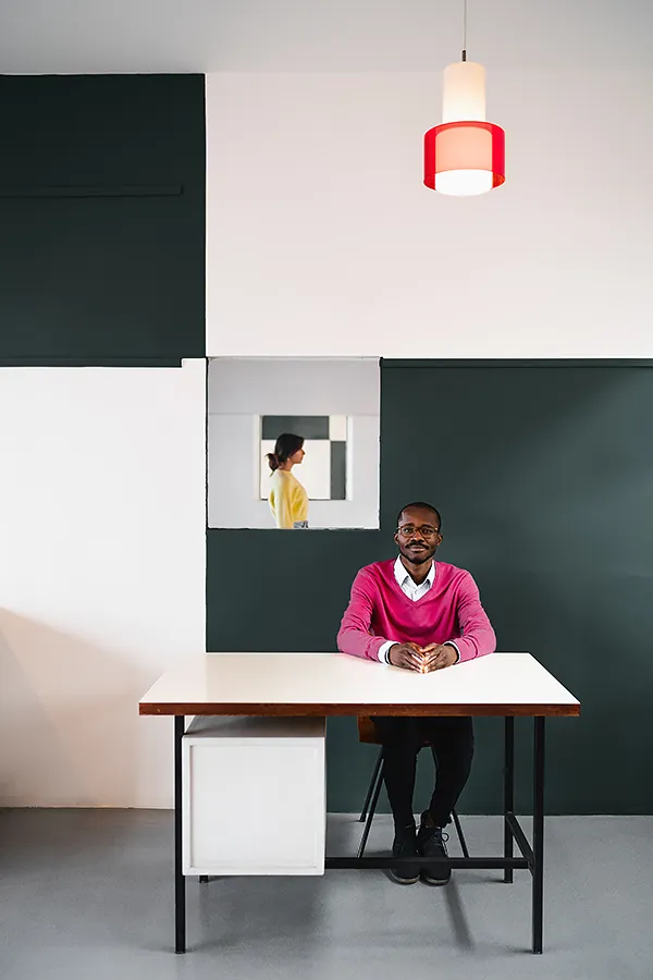 Danseur dans la Maison de la Culture — photographie Le Corbusier à Firminy Danseur en rose dans un couloir de la Maison de la Culture, Site Le Corbusier Firminy, reportage photo créatif