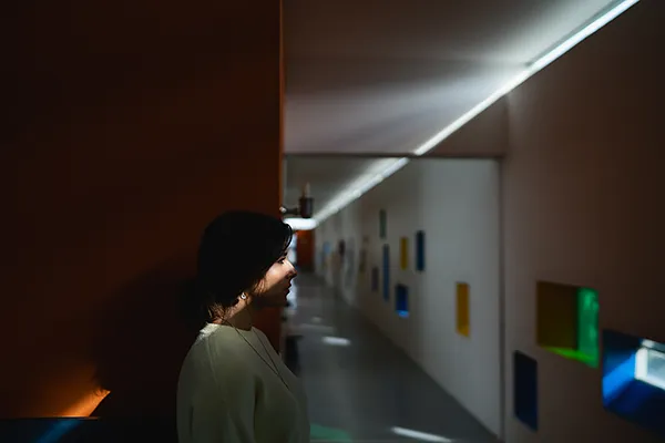 Jeu de lumière dans la Maison de la Culture, Site Le Corbusier Firminy Jeu de lumière dans la Maison de la Culture, Site Le Corbusier Firminy, photographie architecture moderne.