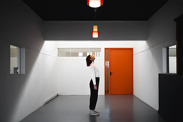 Maison de la Culture de Firminy — intérieur blanc et orange (Le Corbusier) Intérieur blanc et orange de la Maison de la Culture, Site Le Corbusier Firminy, photographie d’architecture moderne