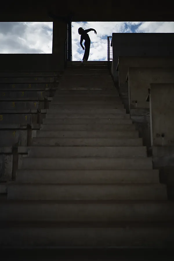 Danseuse dans un ciel de béton — photographie Le Corbusier à Firminy Une silhouette dans le ciel, au sommet des tribunes du stade au Site Le Corbusier Firminy, photographie d’architecture, béton brut