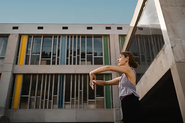 “Géant sensible” — présence humaine au Site Le Corbusier de Firminy Danseuse en mouvement au Site Le Corbusier Firminy, campagne “Géant sensible”, photographie d’architecture créative