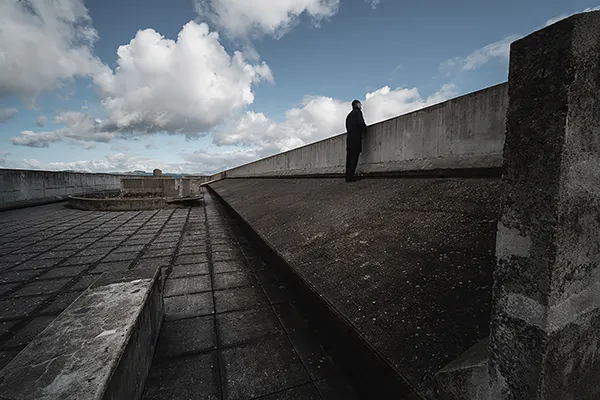 Ciel dramatique sur l’Ensemble d’habitation Le Corbusier à Firminy Ensemble d'habitation Le Corbusier à Firminy sous un ciel dramatique, architecture moderne, reportage photo