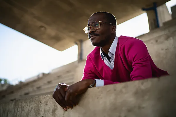 Danseur au stade — photographie d’architecture créative, Firminy Danseur en rose dans le stade Le Corbusier à Firminy, interaction corps et architecture moderne