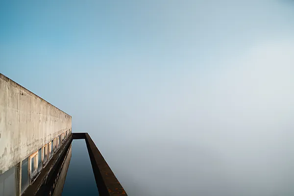 Ensemble d’habitation Le Corbusier à Firminy Vue depuis le toit de l'ensemble d'habitation Le Corbusier à Firminy, béton et lignes modernes, photographie d’architecture
