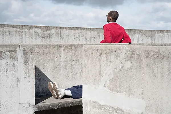Toits de l’ensemble d’habitation Le Corbusier à Firminy Personnages sur les toits de l'ensemble d'habitation Le Corbusier à Firminy, béton brut, photographie d’architecture