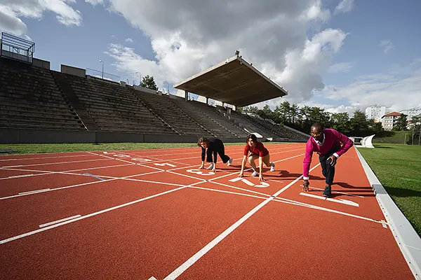 Personnages sur la piste — stade Le Corbusier, Firminy Personnages sur la piste du stade Le Corbusier à Firminy, architecture sportive, photographie d’architecture créative