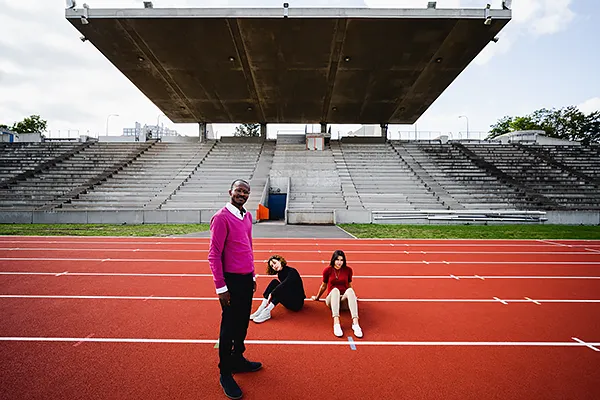 Toiture en porte-à-faux — stade Le Corbusier de Firminy Toiture en béton en porte-à-faux du stade Le Corbusier à Firminy, architecture moderne, patrimoine architectural