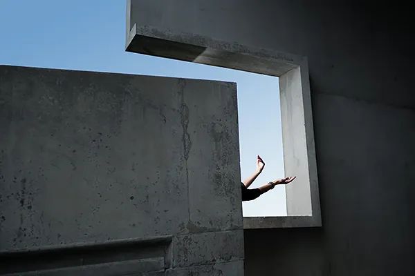 Béton brut et silhouette — Eglise saint-Pierre, Firminy Béton brut et silhouette à l’église saint-Pierre Le Corbusier, Firminy, photographe d’architecture