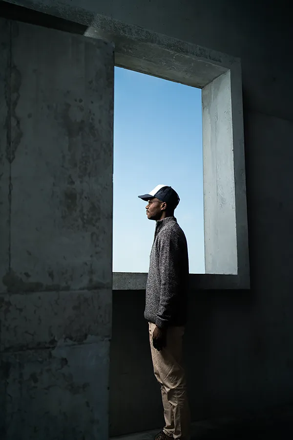 Église Saint-Pierre de Firminy – ouverture vers le ciel (Le Corbusier) Silhouette dans une ouverture de l'Église Saint-Pierre Le Corbusier à Firminy, béton et lumière, photographie d’architecture