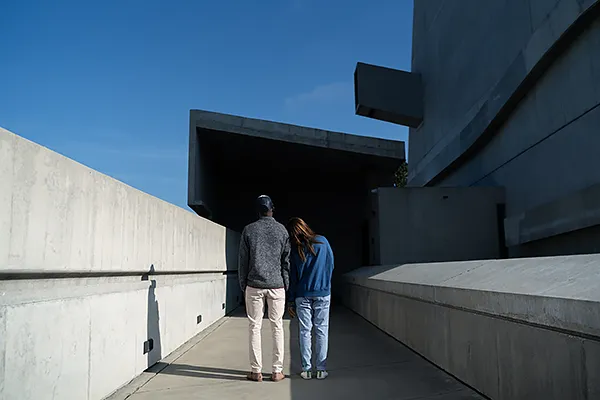Danseur sur le toit-terrasse – église Saint-Pierre Le Corbusier à Firminy Danseurs sur le toit-terrasse de l’église Saint-Pierre Le Corbusier à Firminy, photographie d’architecture créative