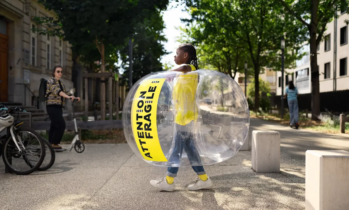 Photographe professionnel à Lyon – Campagne de prévention sécurité piétons dans l’espace urbain.
