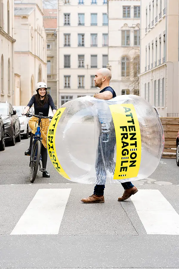 Photographe affichage urbain Lyon – piétons traversant la rue en sécurité.