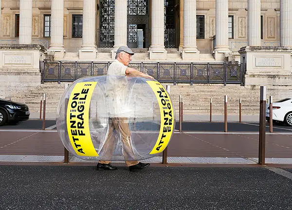 Photographe collectivité Lyon – prévention sécurité piétons devant bâtiment institutionnel.