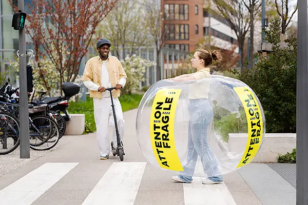 Photographe corporate Lyon – campagne sécurité piétons dans l’espace public.