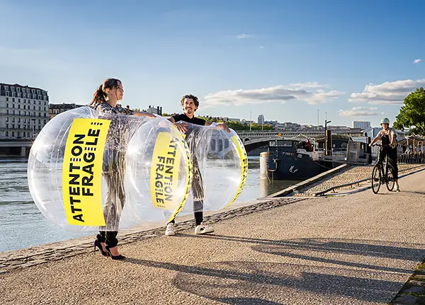 Photographe professionnel à Lyon – campagne d’affichage sécurité piétons sur un pont, Ville de Lyon.