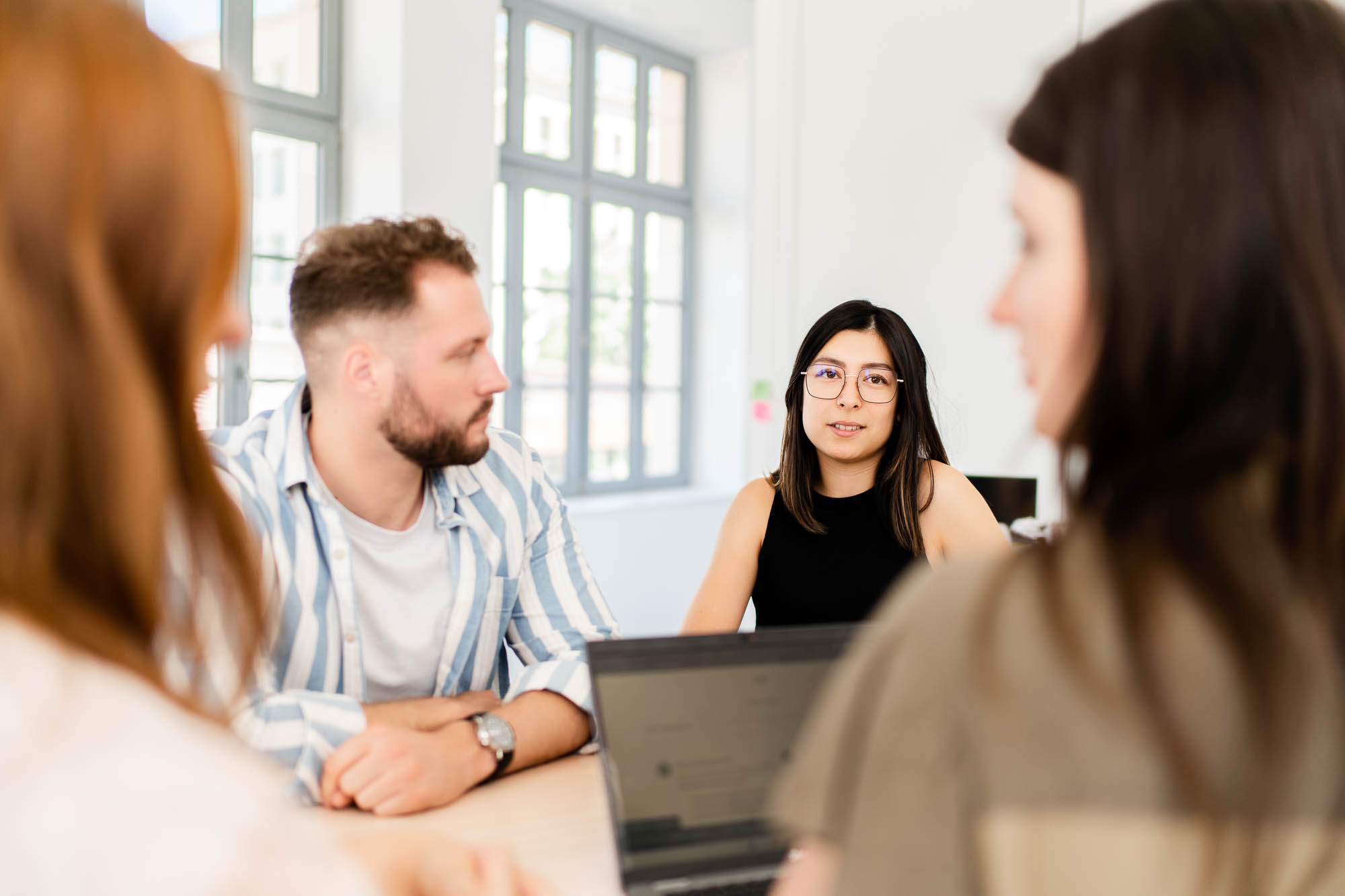 Scène de collaboration professionnelle dans les locaux de Vitagora à Dijon